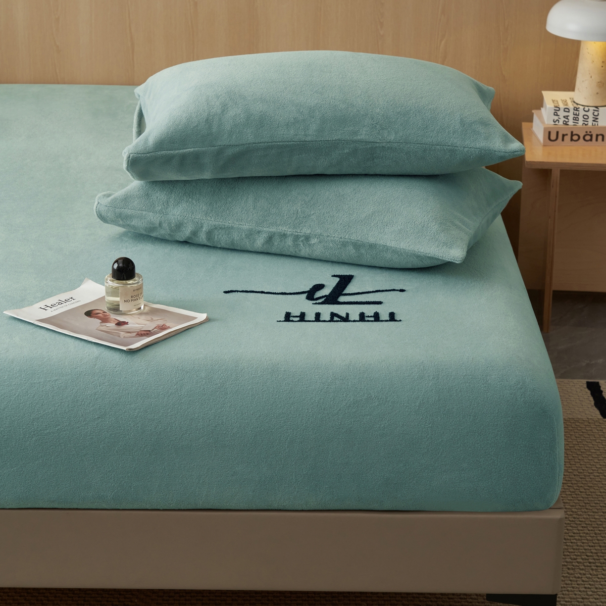 91家纺网 家纺一手货源 找家纺 早晨家纺 2025新款牛奶绒纯色毛巾绣暖绒床笠 时尚-宾利蓝