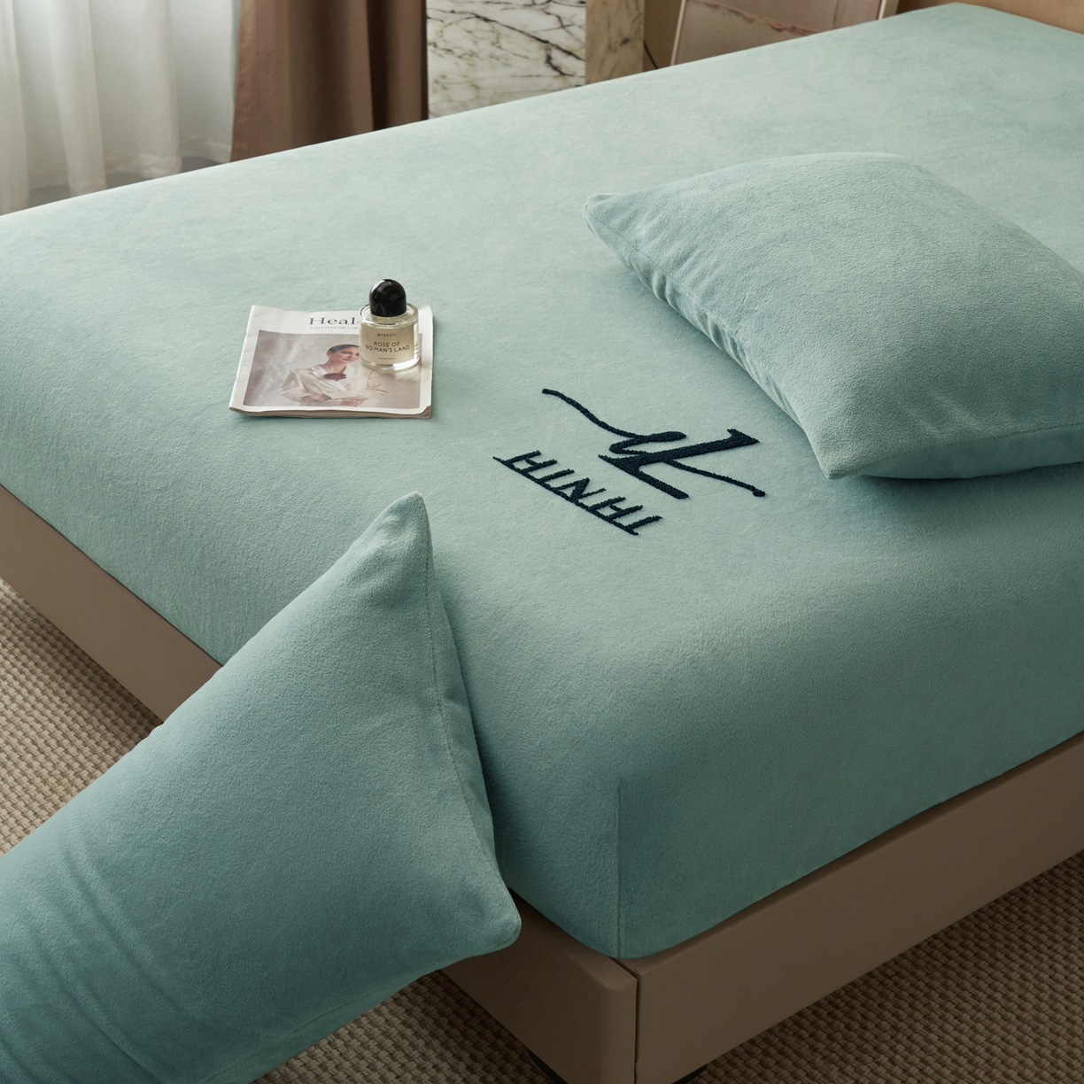 91家纺网 家纺一手货源 找家纺 早晨家纺 2025新款牛奶绒纯色毛巾绣暖绒床笠 时尚-宾利蓝