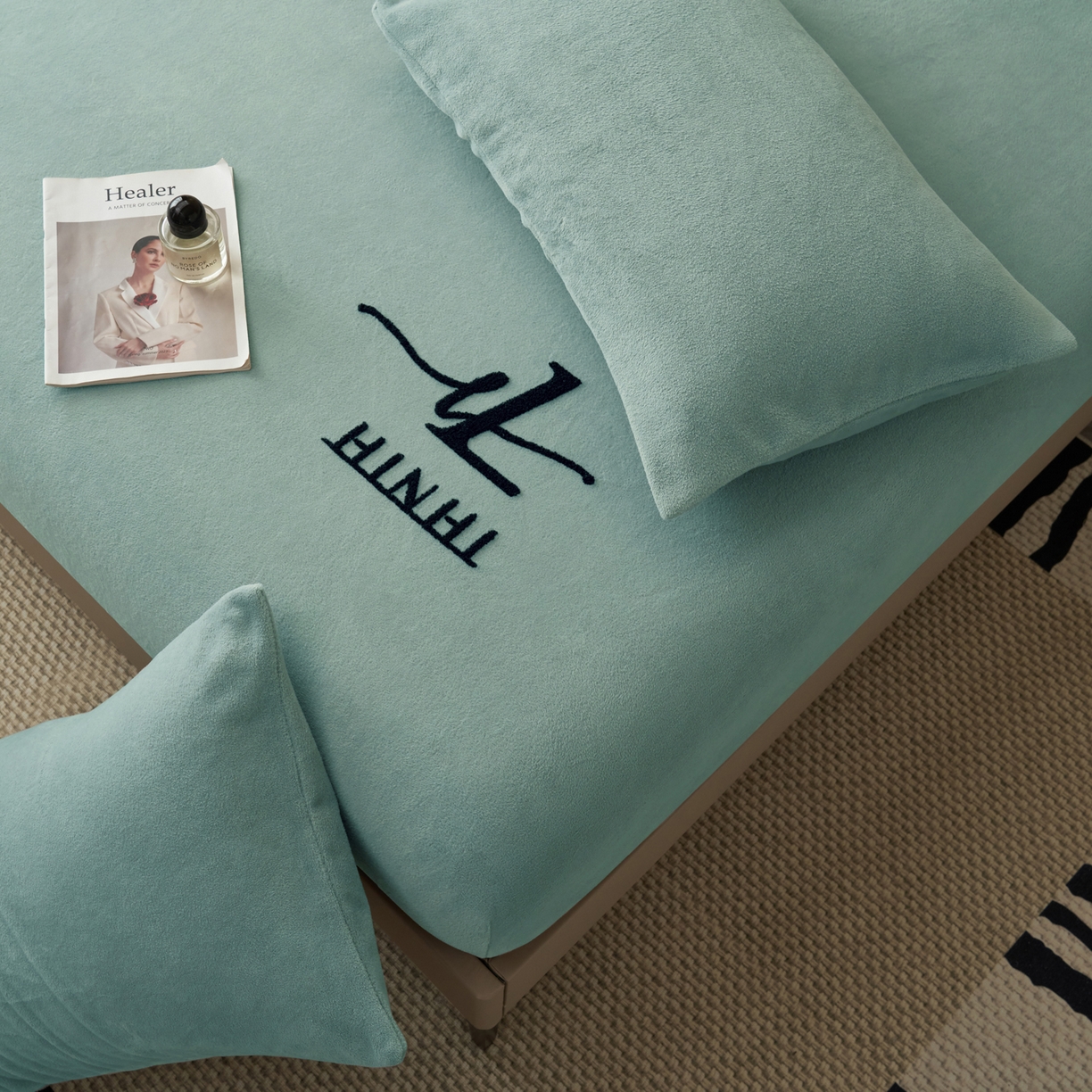 91家纺网 家纺一手货源 找家纺 早晨家纺 2025新款牛奶绒纯色毛巾绣暖绒床笠 时尚-宾利蓝