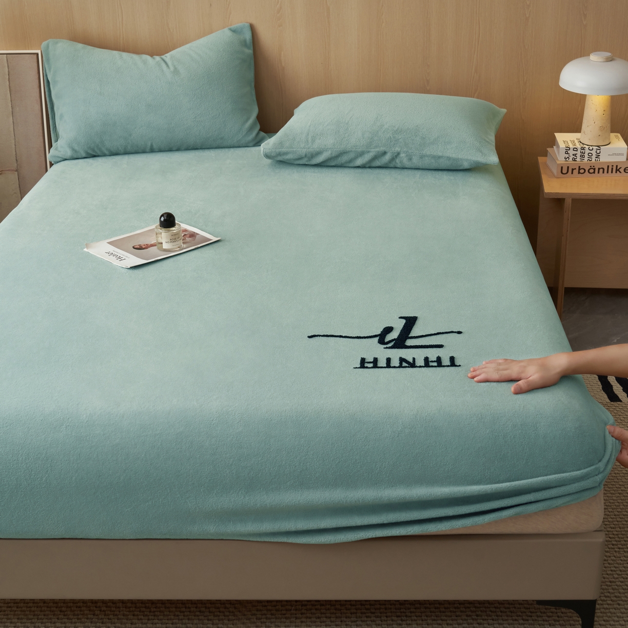 91家纺网 家纺一手货源 找家纺 早晨家纺 2025新款牛奶绒纯色毛巾绣暖绒床笠 时尚-宾利蓝