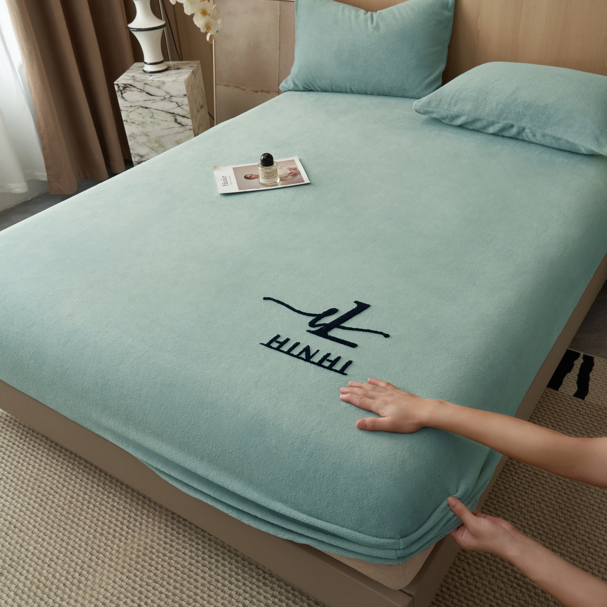 91家纺网 家纺一手货源 找家纺 早晨家纺 2025新款牛奶绒纯色毛巾绣暖绒床笠 时尚-宾利蓝