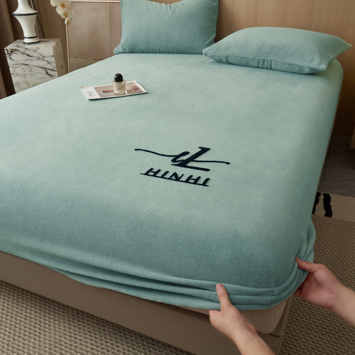 91家纺网 家纺一手货源 找家纺 早晨家纺 2025新款牛奶绒纯色毛巾绣暖绒床笠 时尚-宾利蓝