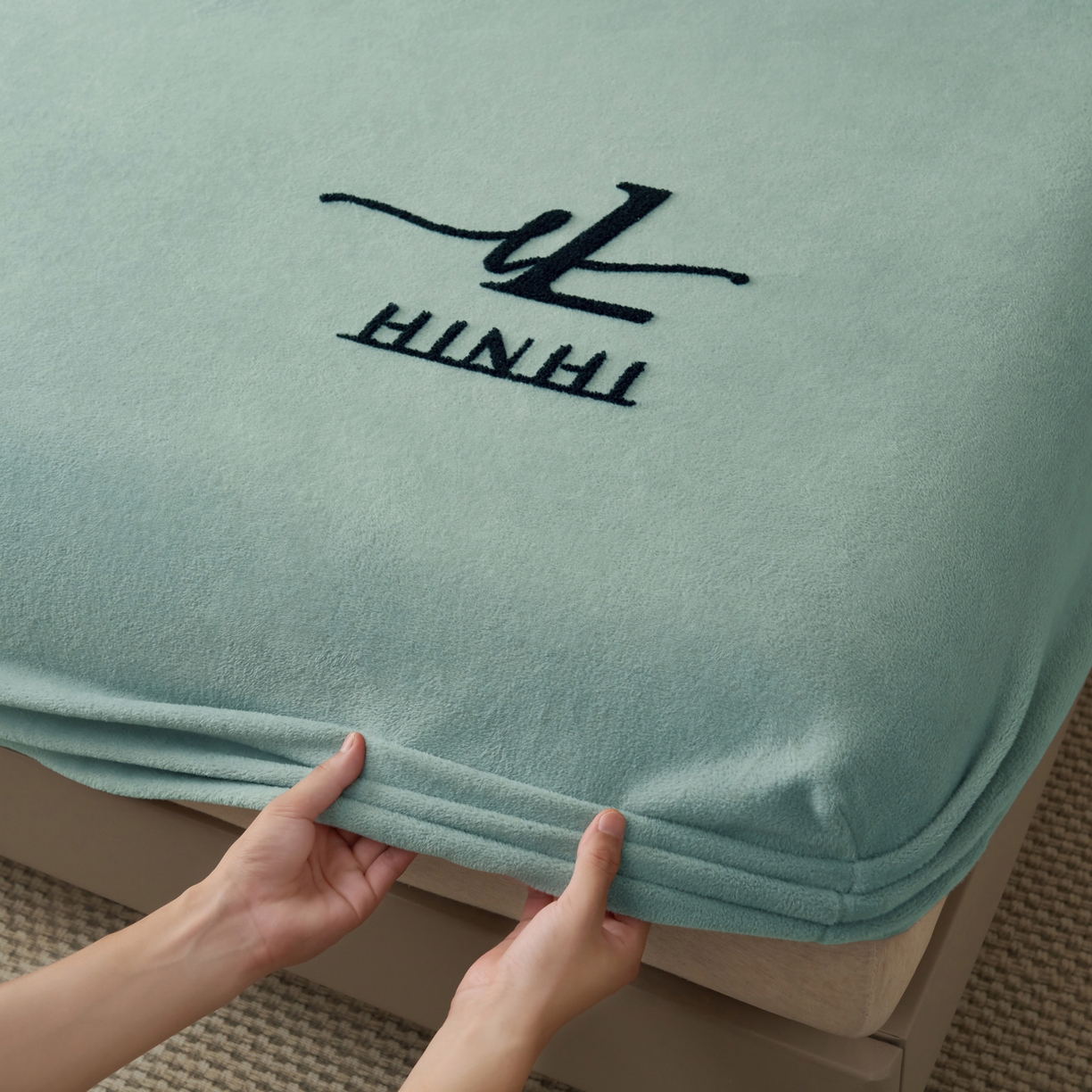 91家纺网 家纺一手货源 找家纺 早晨家纺 2025新款牛奶绒纯色毛巾绣暖绒床笠 时尚-宾利蓝