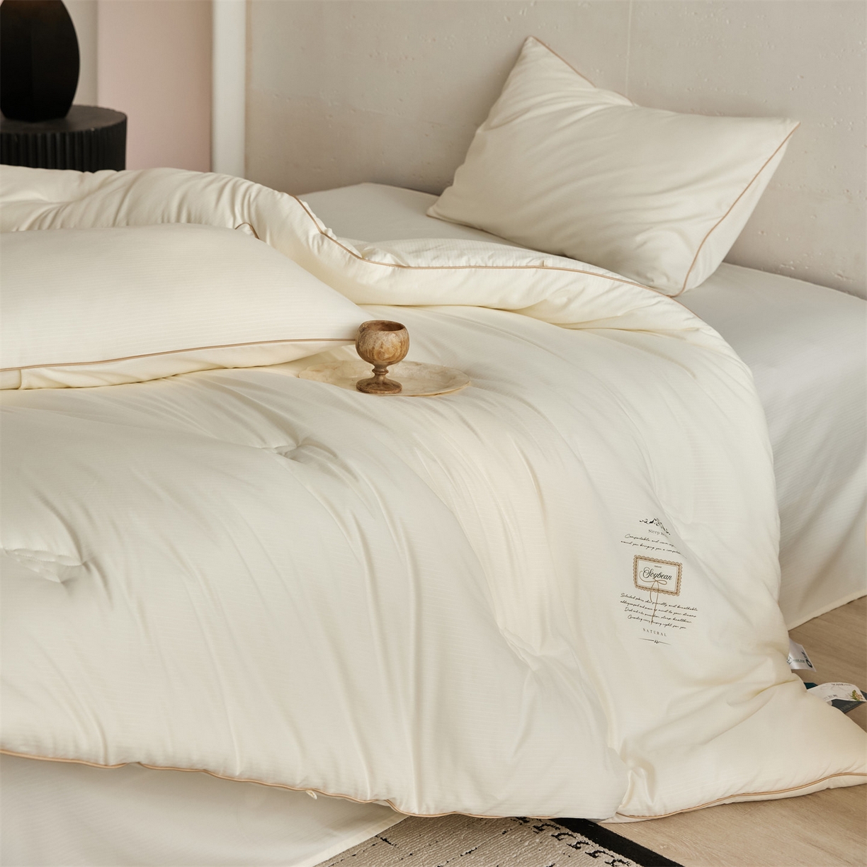 91家纺网 家纺一手货源 找家纺 头等舱 2025新款四季棉条纹A类20大豆7A抗菌秋冬被（空镜图） 暖阳米色