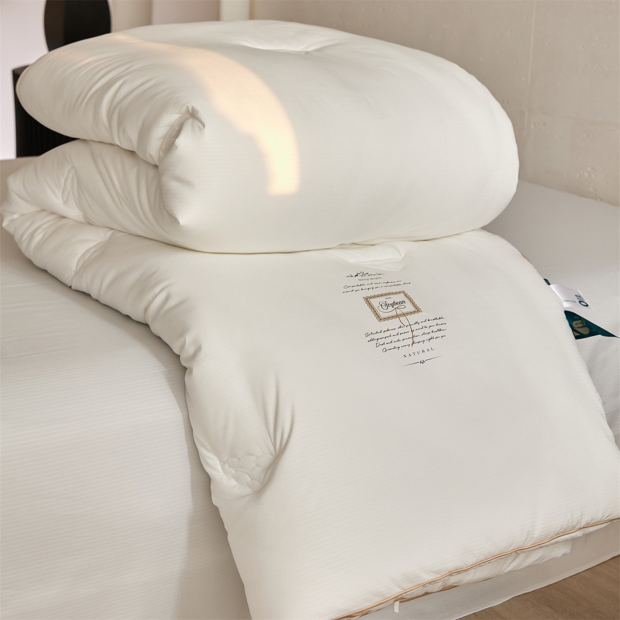 91家纺网 家纺一手货源 找家纺 头等舱 2025新款四季棉条纹A类20大豆7A抗菌秋冬被（空镜图） 暖阳本白