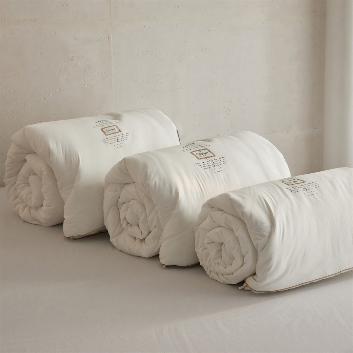 91家纺网 家纺一手货源 找家纺 头等舱 2025新款四季棉条纹A类20大豆7A抗菌秋冬被（空镜图） 暖阳本白