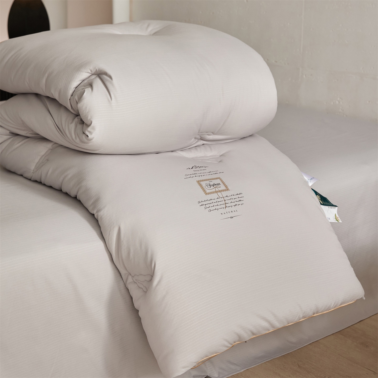 91家纺网 家纺一手货源 找家纺 头等舱 2025新款四季棉条纹A类20大豆7A抗菌秋冬被（空镜图） 暖阳灰