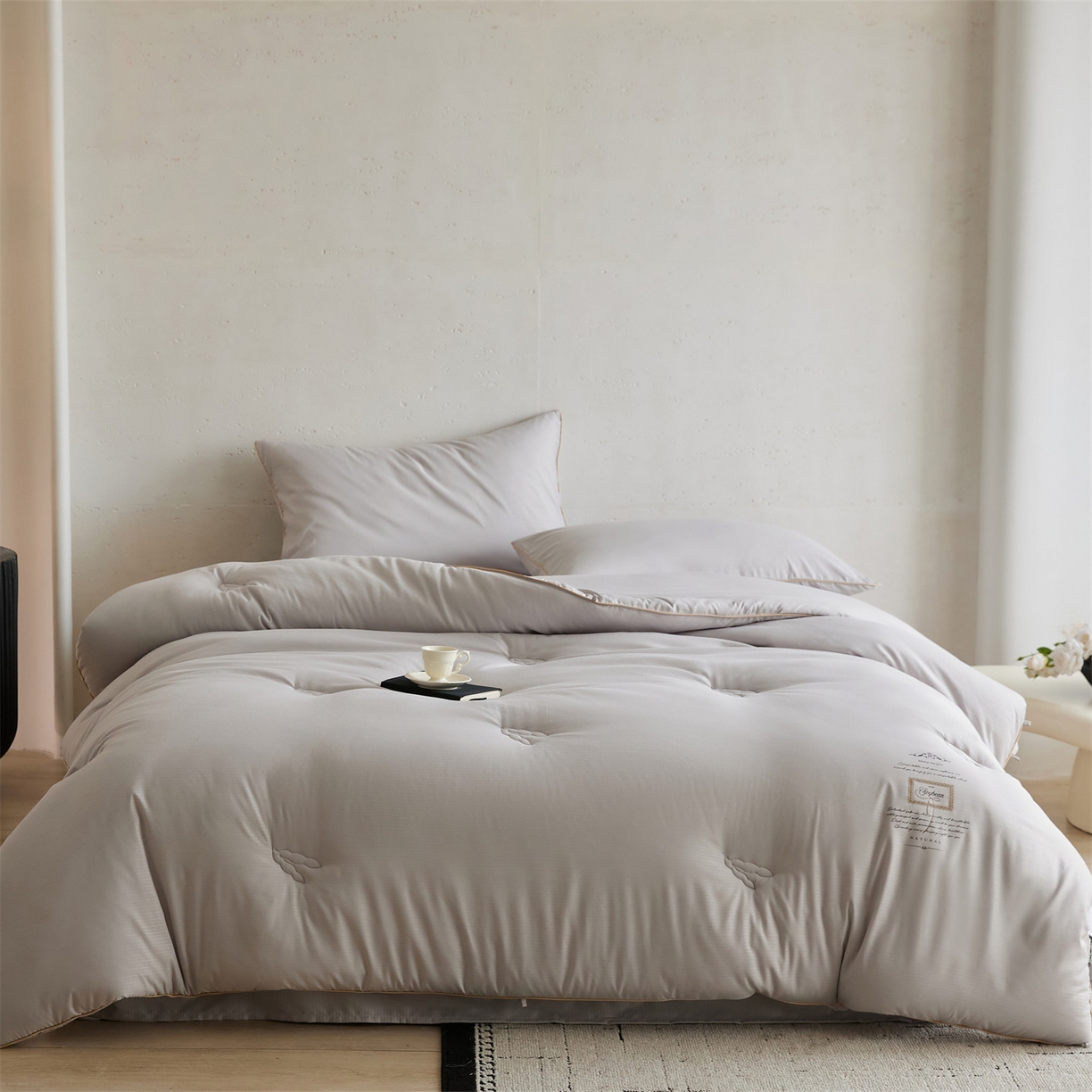 91家纺网 家纺一手货源 找家纺 头等舱 2025新款四季棉条纹A类20大豆7A抗菌秋冬被（空镜图） 暖阳灰