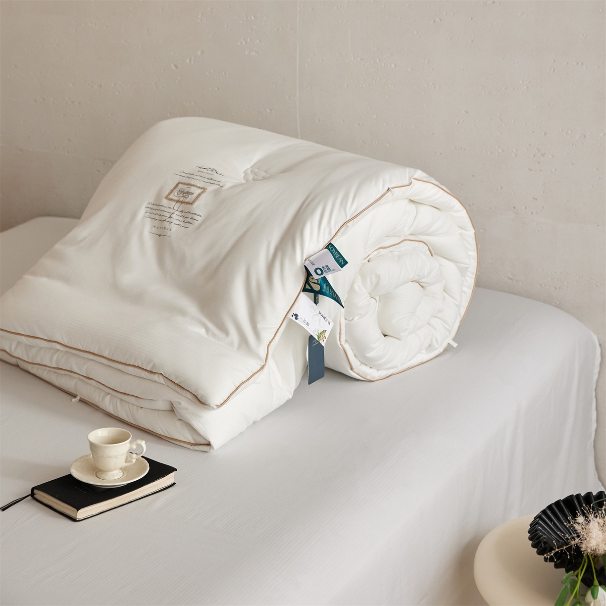 91家纺网 家纺一手货源 找家纺 头等舱 2025新款四季棉条纹A类20大豆7A抗菌秋冬被（空镜图） 暖阳本白