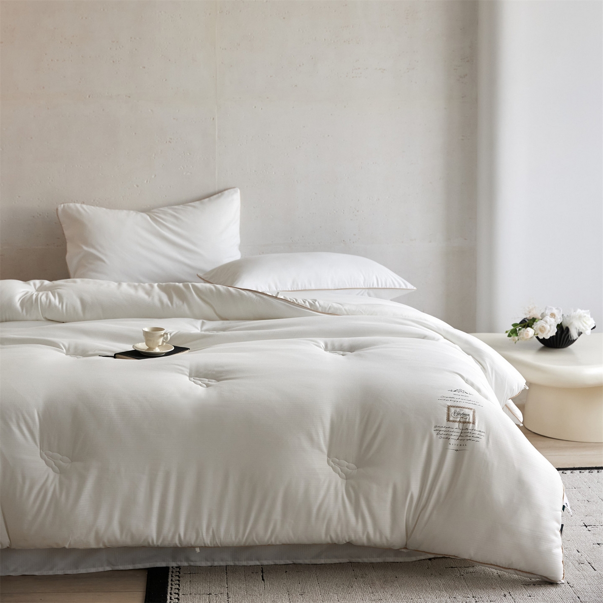 91家纺网 家纺一手货源 找家纺 头等舱 2025新款四季棉条纹A类20大豆7A抗菌秋冬被（空镜图） 暖阳本白