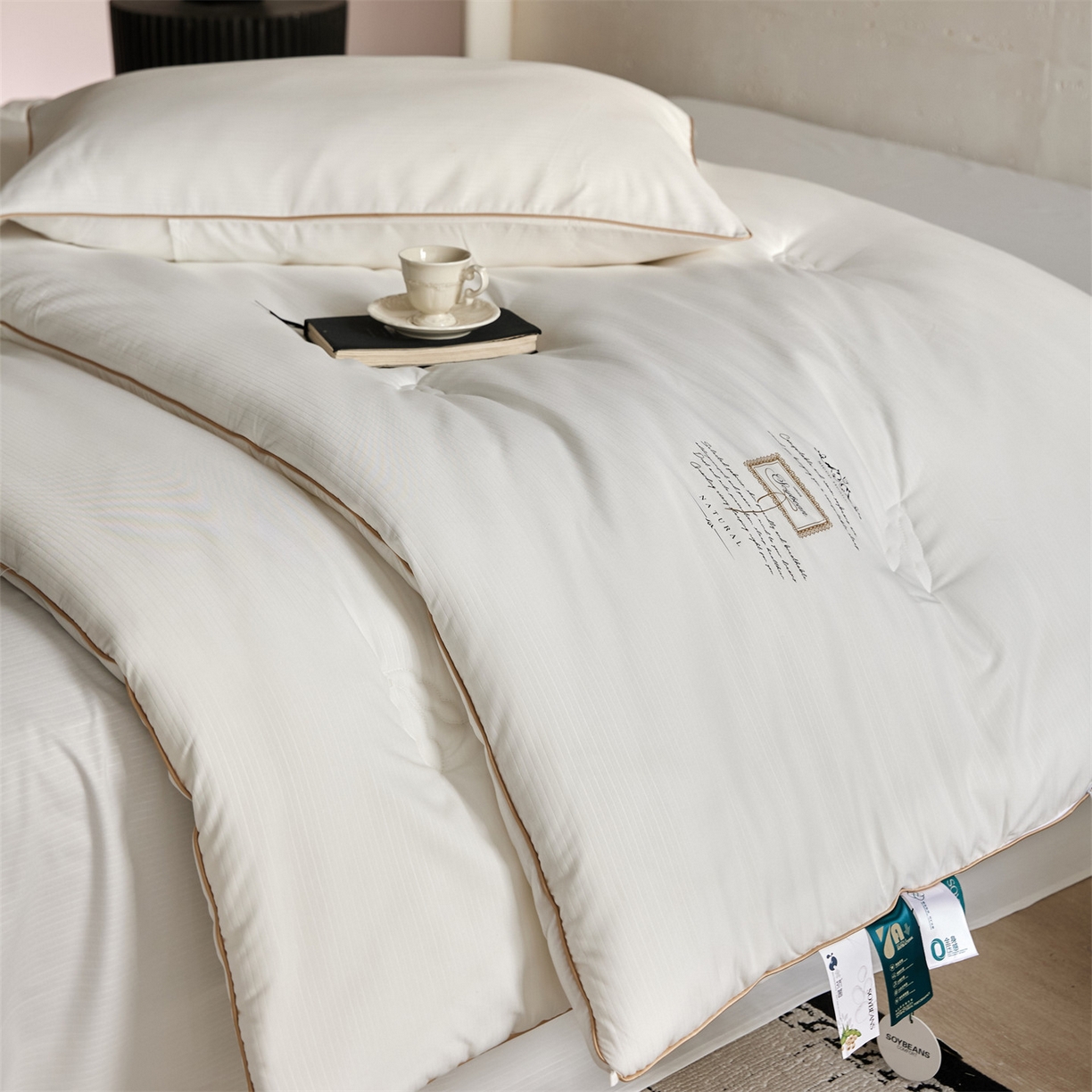 91家纺网 家纺一手货源 找家纺 头等舱 2025新款四季棉条纹A类20大豆7A抗菌秋冬被（空镜图） 暖阳本白