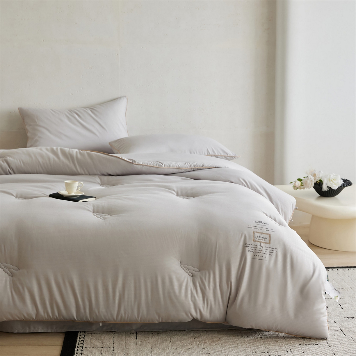 91家纺网 家纺一手货源 找家纺 头等舱 2025新款四季棉条纹A类20大豆7A抗菌秋冬被（空镜图） 暖阳灰