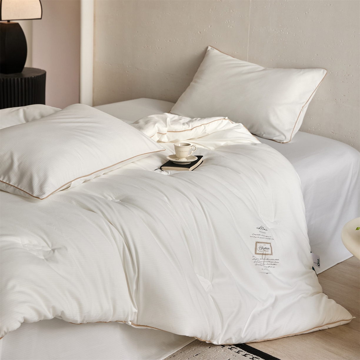 91家纺网 家纺一手货源 找家纺 头等舱 2025新款四季棉条纹A类20大豆7A抗菌秋冬被（空镜图） 暖阳本白