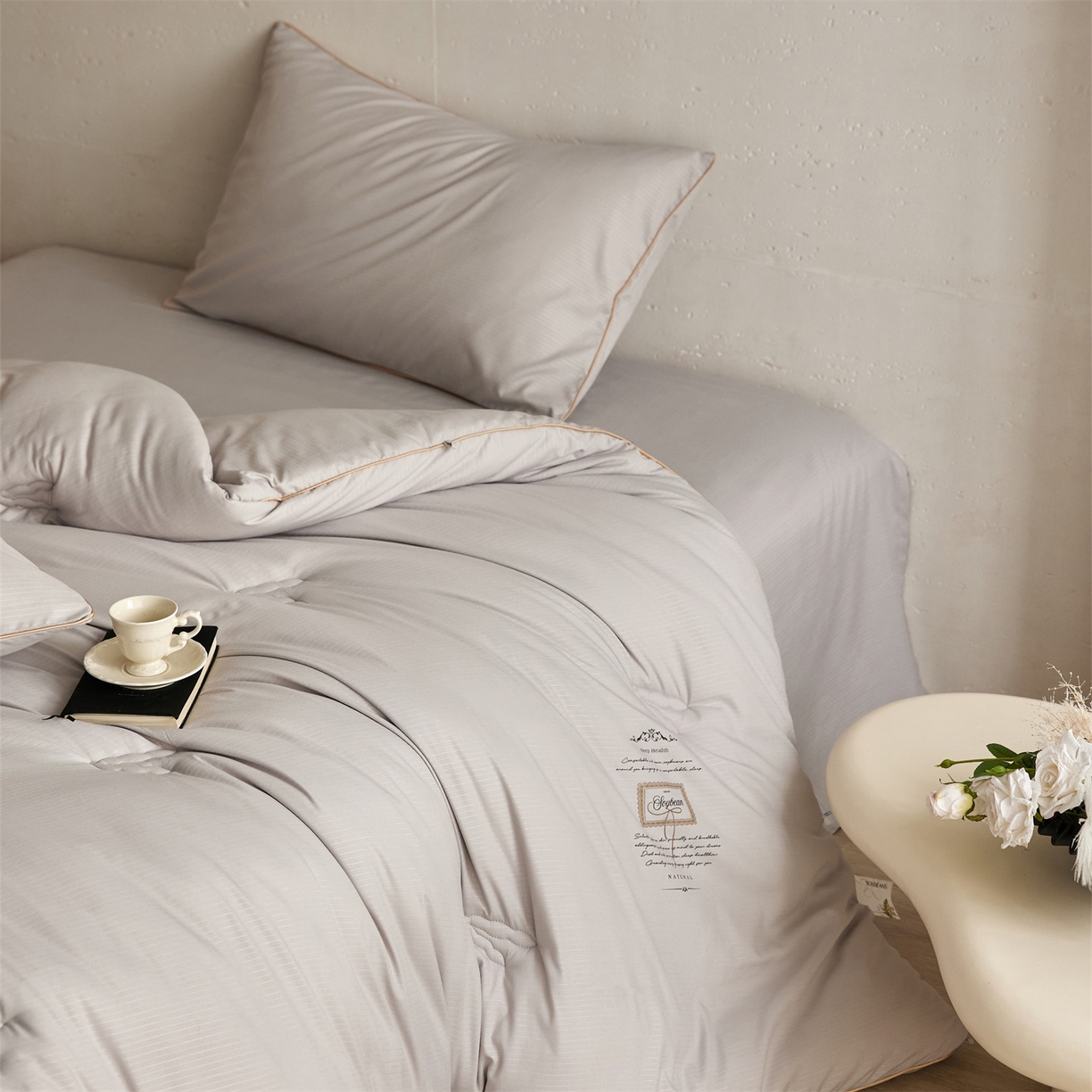 91家纺网 家纺一手货源 找家纺 头等舱 2025新款四季棉条纹A类20大豆7A抗菌秋冬被（空镜图） 暖阳灰