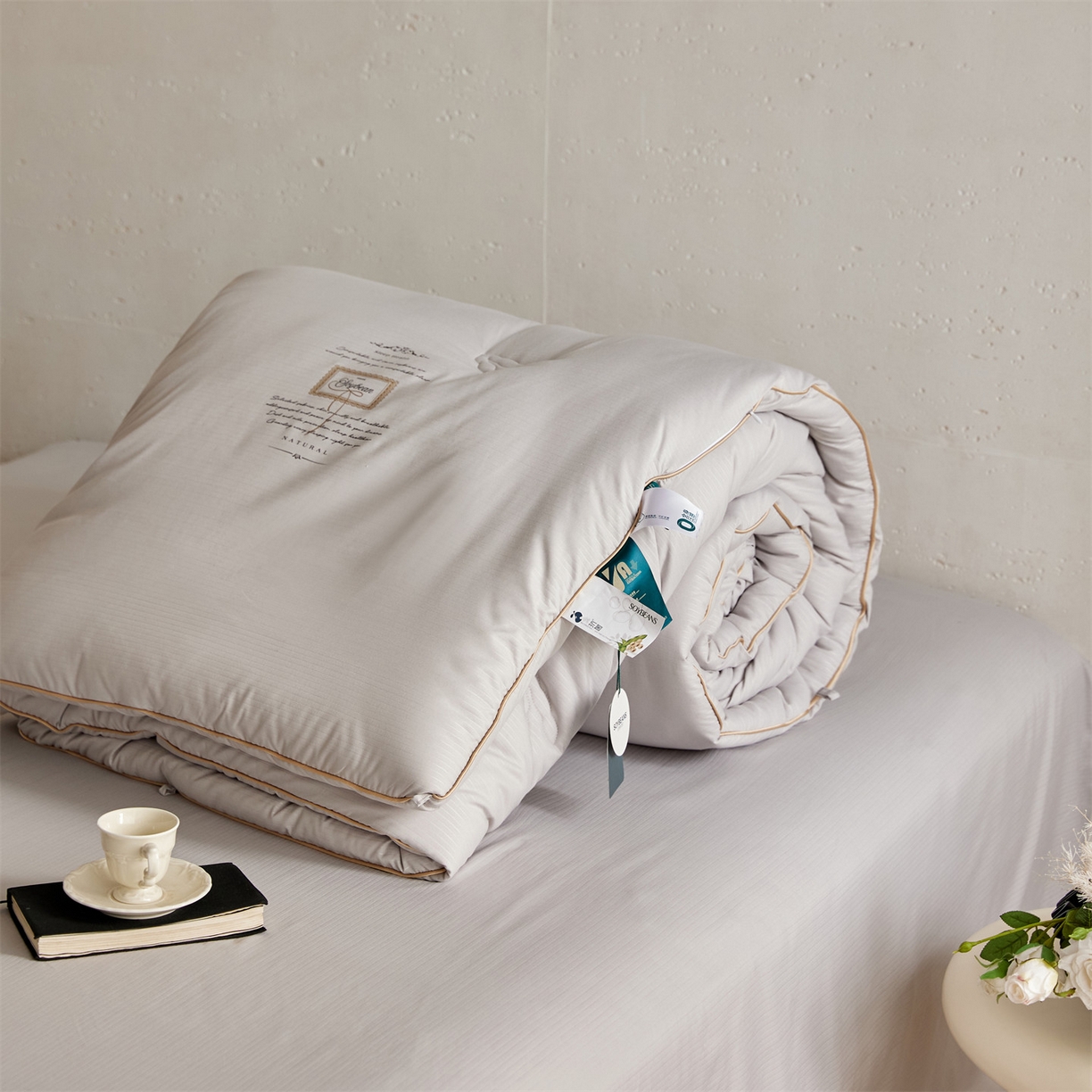 91家纺网 家纺一手货源 找家纺 头等舱 2025新款四季棉条纹A类20大豆7A抗菌秋冬被（空镜图） 暖阳灰