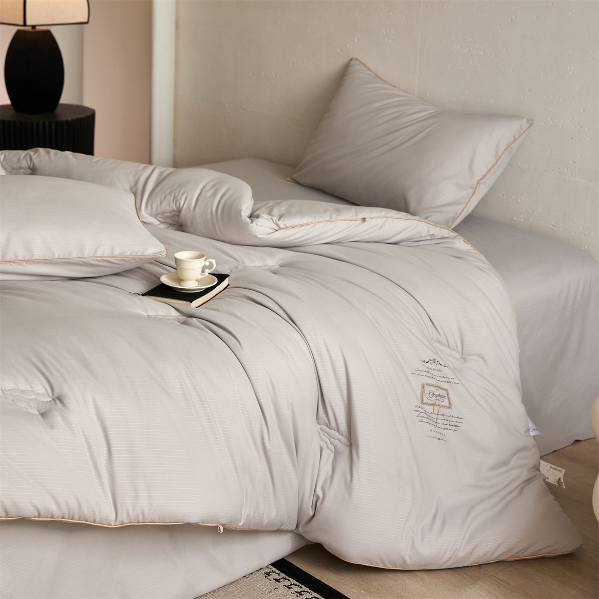 91家纺网 家纺一手货源 找家纺 头等舱 2025新款四季棉条纹A类20大豆7A抗菌秋冬被（空镜图） 暖阳灰