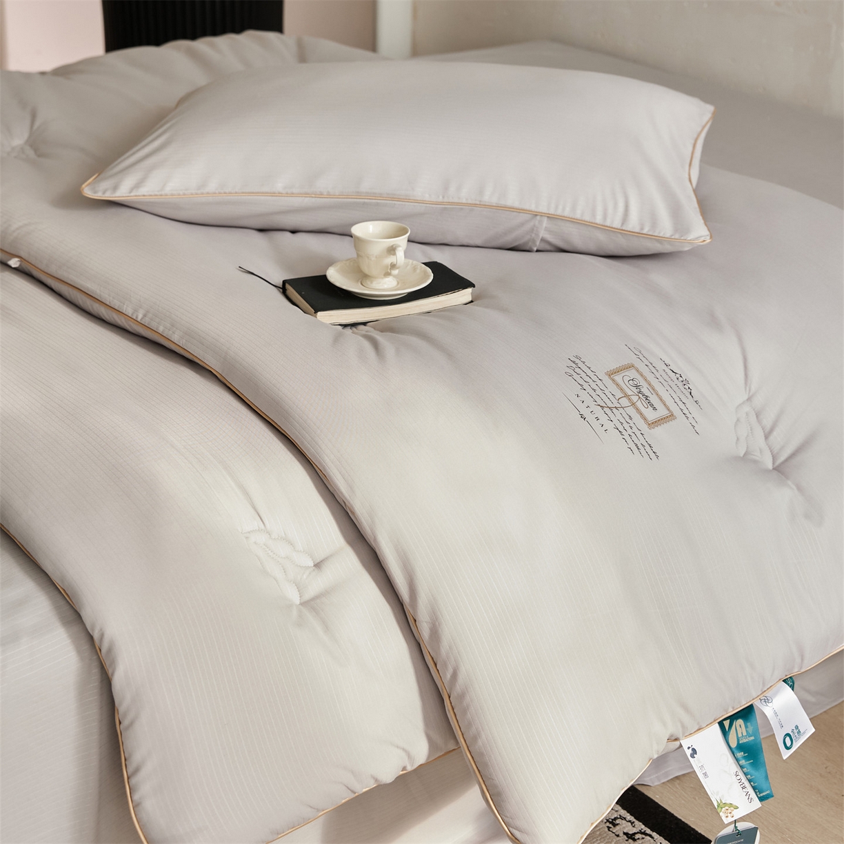 91家纺网 家纺一手货源 找家纺 头等舱 2025新款四季棉条纹A类20大豆7A抗菌秋冬被（空镜图） 暖阳灰