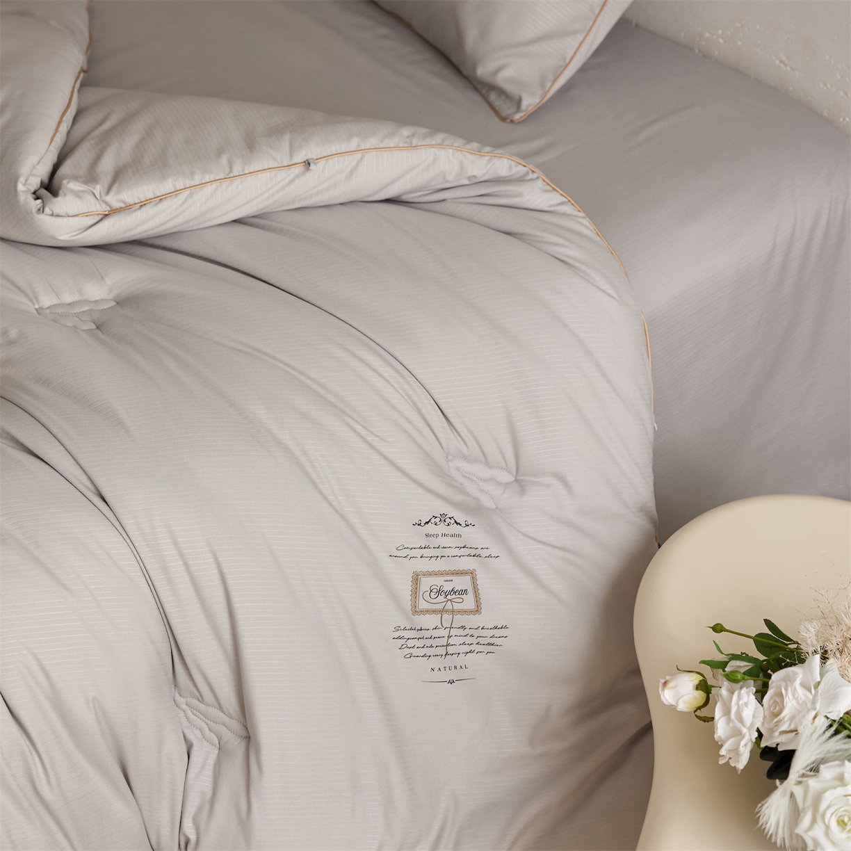 91家纺网 家纺一手货源 找家纺 头等舱 2025新款四季棉条纹A类20大豆7A抗菌秋冬被（空镜图） 暖阳灰