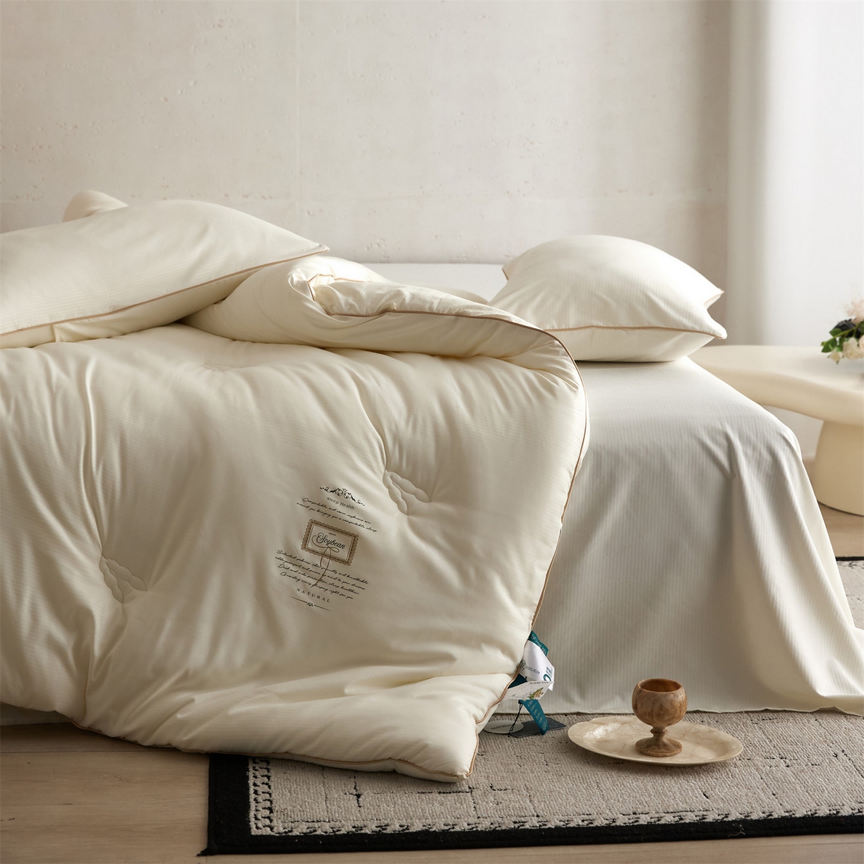 91家纺网 家纺一手货源 找家纺 头等舱 2025新款四季棉条纹A类20大豆7A抗菌秋冬被（空镜图） 暖阳米色