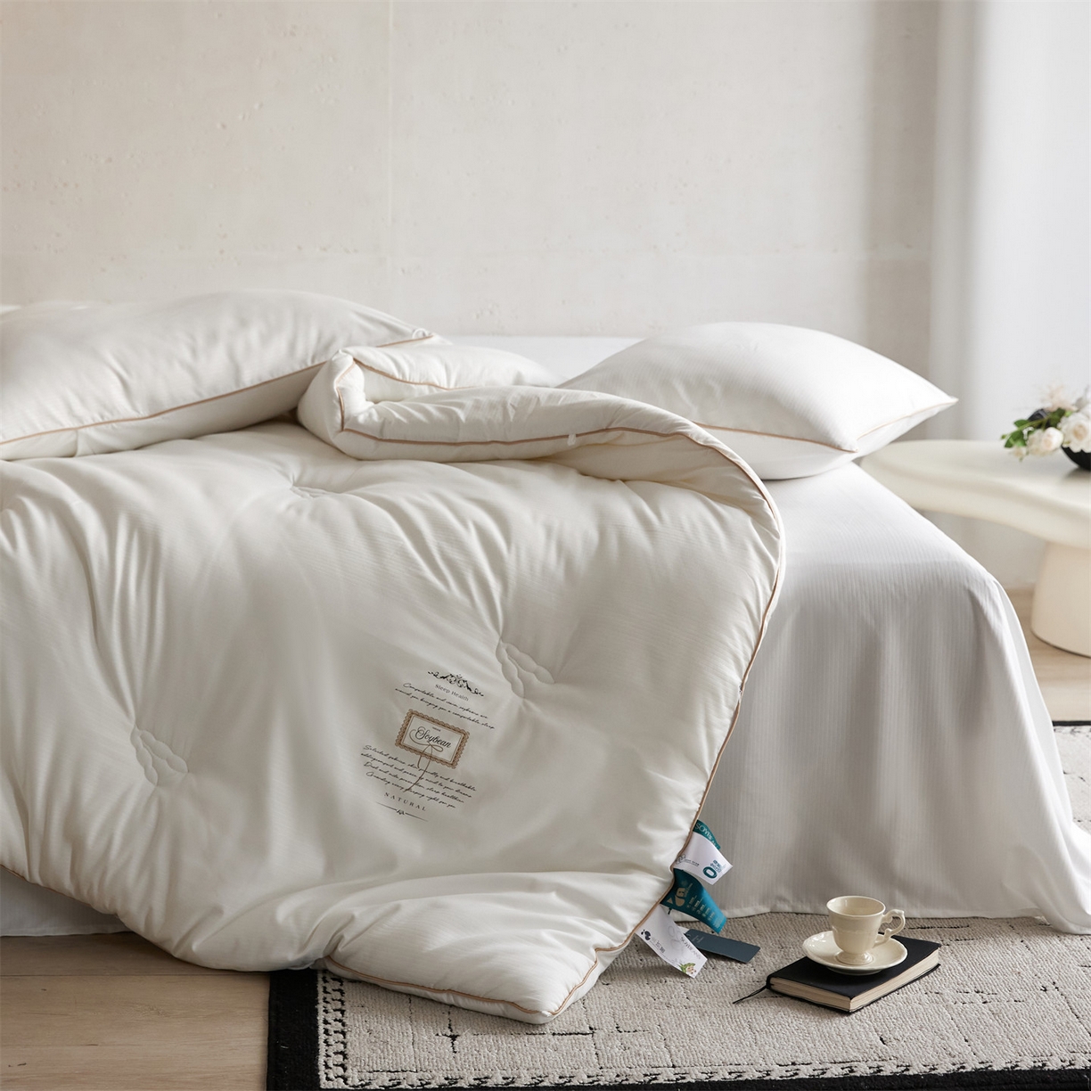 91家纺网 家纺一手货源 找家纺 头等舱 2025新款四季棉条纹A类20大豆7A抗菌秋冬被（空镜图） 暖阳本白