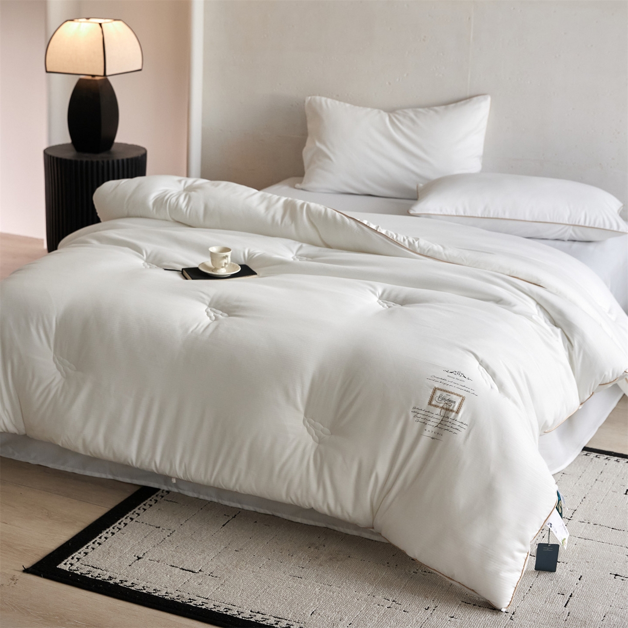 91家纺网 家纺一手货源 找家纺 头等舱 2025新款四季棉条纹A类20大豆7A抗菌秋冬被（空镜图） 暖阳本白