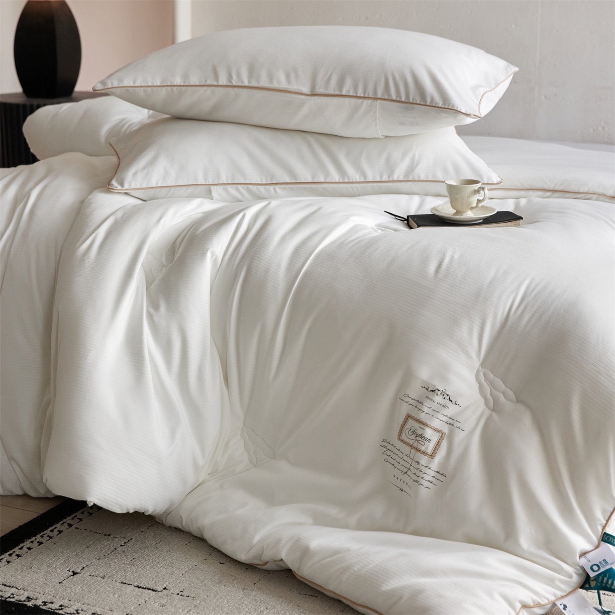 91家纺网 家纺一手货源 找家纺 头等舱 2025新款四季棉条纹A类20大豆7A抗菌秋冬被（空镜图） 暖阳本白