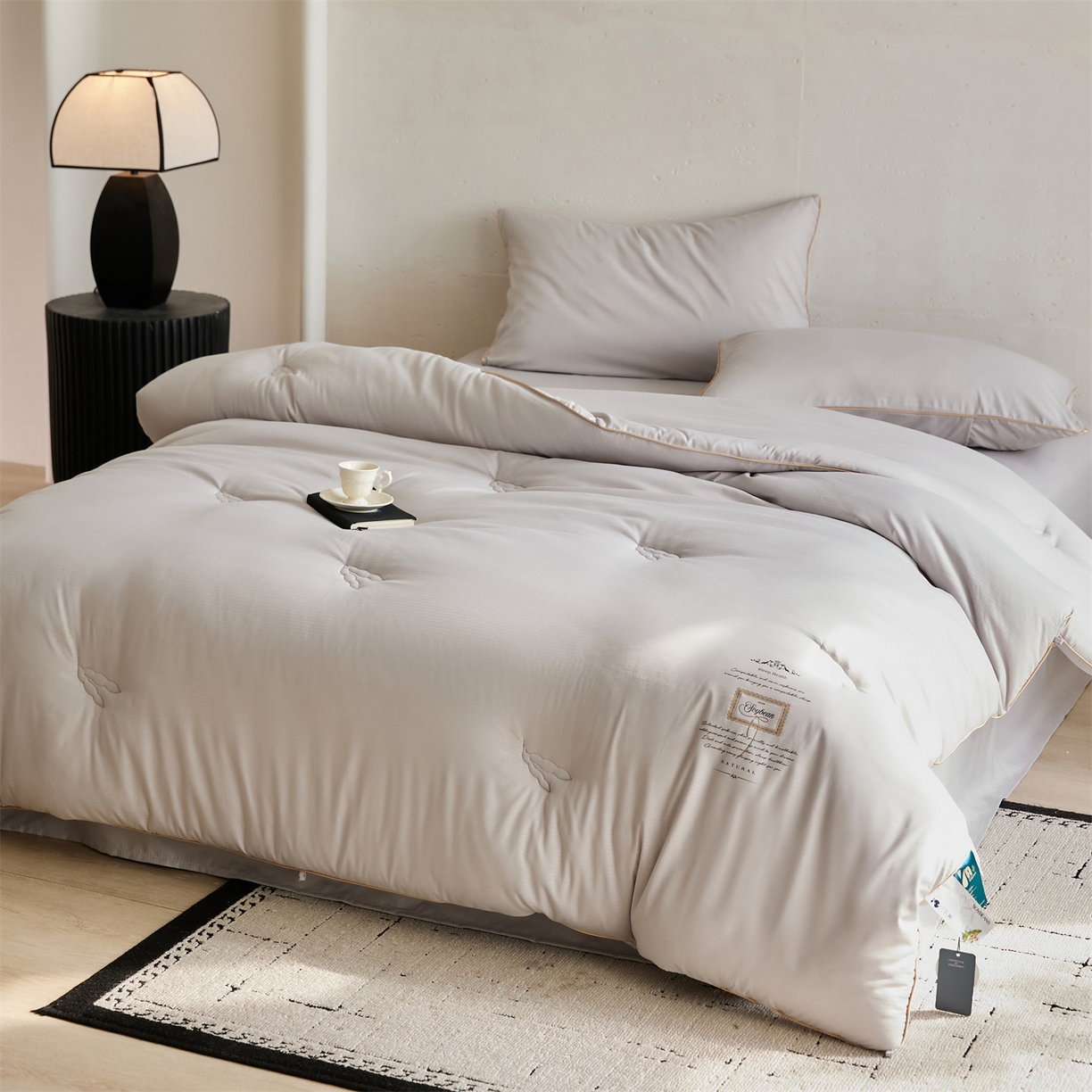 91家纺网 家纺一手货源 找家纺 头等舱 2025新款四季棉条纹A类20大豆7A抗菌秋冬被（空镜图） 暖阳灰