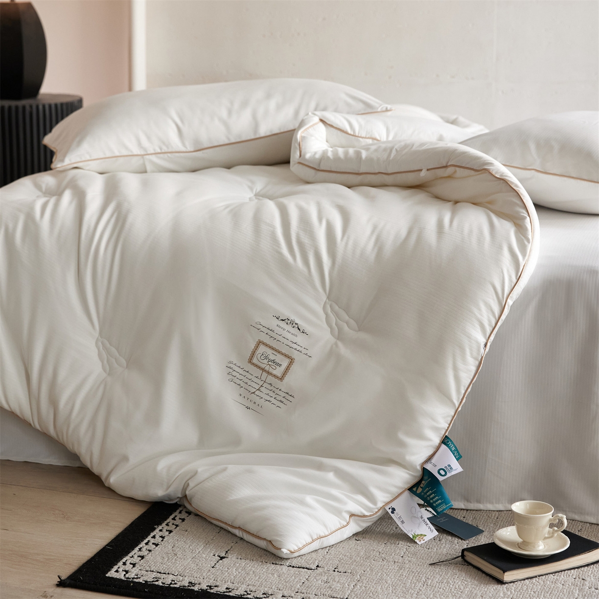 91家纺网 家纺一手货源 找家纺 头等舱 2025新款四季棉条纹A类20大豆7A抗菌秋冬被（空镜图） 暖阳本白