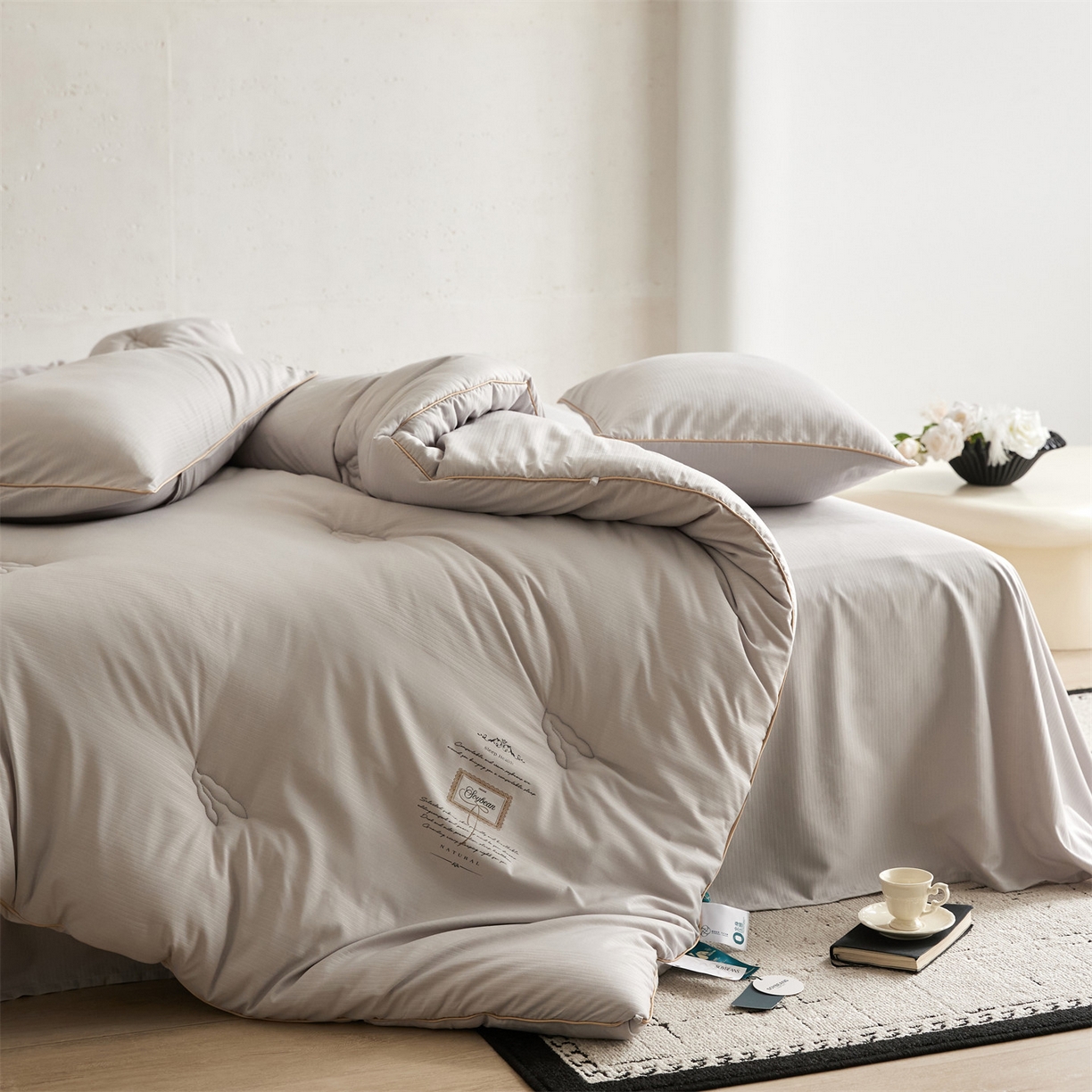 91家纺网 家纺一手货源 找家纺 头等舱 2025新款四季棉条纹A类20大豆7A抗菌秋冬被（空镜图） 暖阳灰