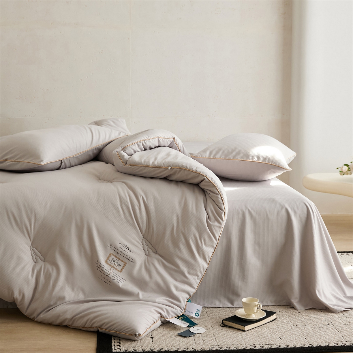 91家纺网 家纺一手货源 找家纺 头等舱 2025新款四季棉条纹A类20大豆7A抗菌秋冬被（空镜图） 暖阳灰