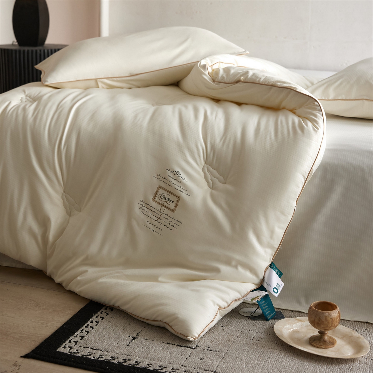 91家纺网 家纺一手货源 找家纺 头等舱 2025新款四季棉条纹A类20大豆7A抗菌秋冬被（空镜图） 暖阳米色