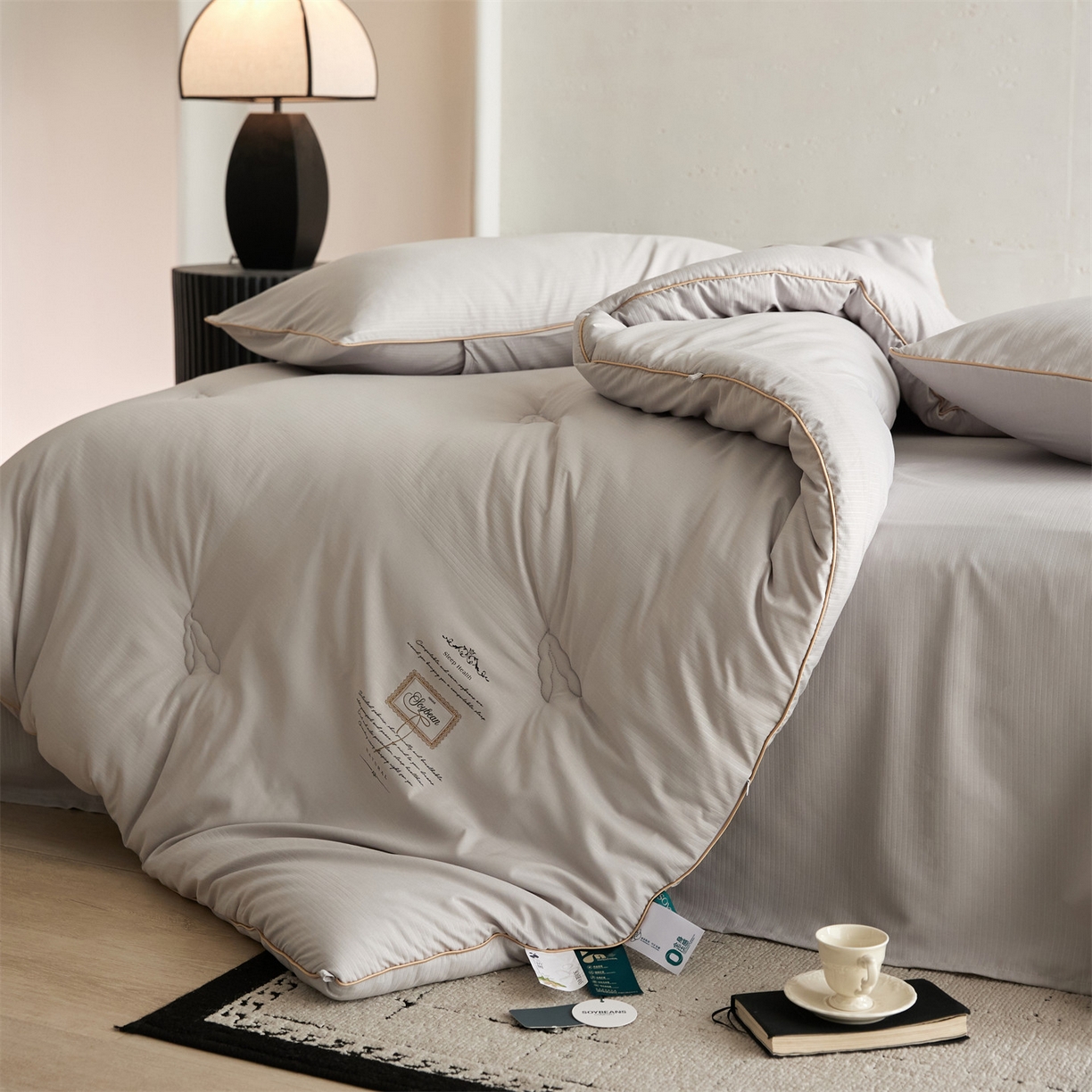 91家纺网 家纺一手货源 找家纺 头等舱 2025新款四季棉条纹A类20大豆7A抗菌秋冬被（空镜图） 暖阳灰