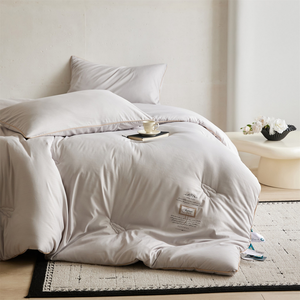 91家纺网 家纺一手货源 找家纺 头等舱 2025新款四季棉条纹A类20大豆7A抗菌秋冬被（空镜图） 暖阳灰