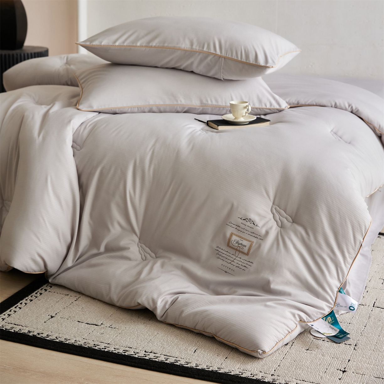 91家纺网 家纺一手货源 找家纺 头等舱 2025新款四季棉条纹A类20大豆7A抗菌秋冬被（空镜图） 暖阳灰