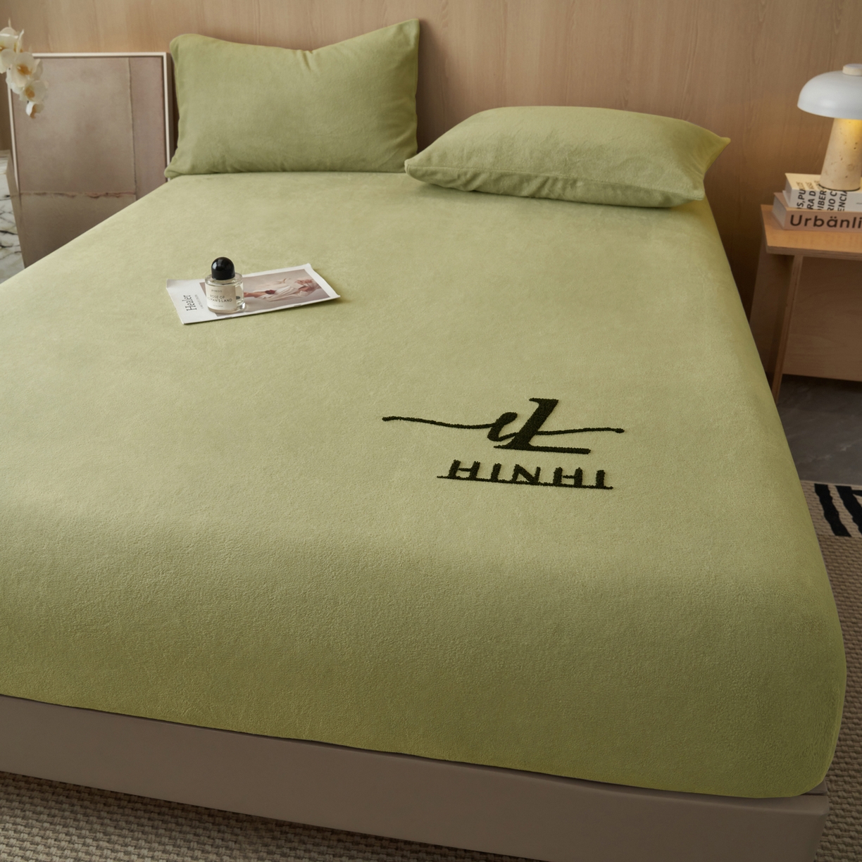 91家纺网 家纺一手货源 找家纺 早晨家纺 2025新款牛奶绒纯色毛巾绣暖绒床笠 时尚-草绿