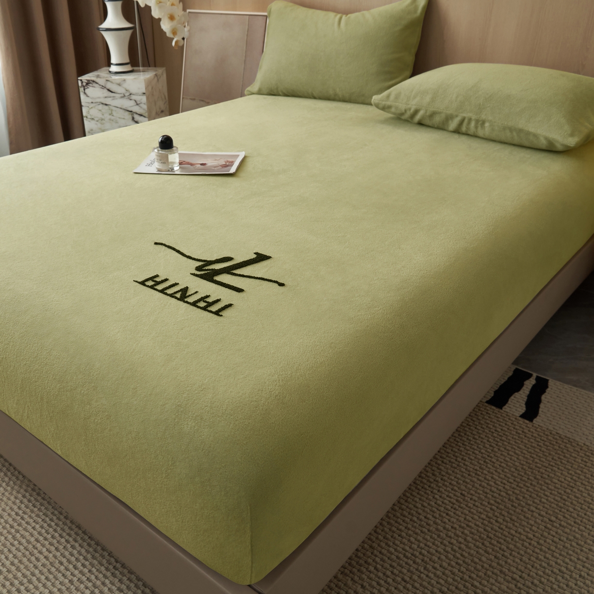 91家纺网 家纺一手货源 找家纺 早晨家纺 2025新款牛奶绒纯色毛巾绣暖绒床笠 时尚-草绿