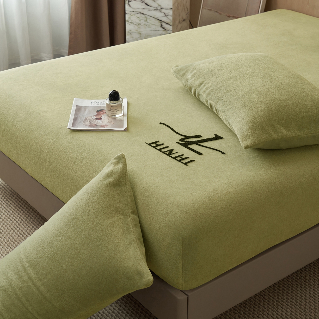 91家纺网 家纺一手货源 找家纺 早晨家纺 2025新款牛奶绒纯色毛巾绣暖绒床笠 时尚-草绿