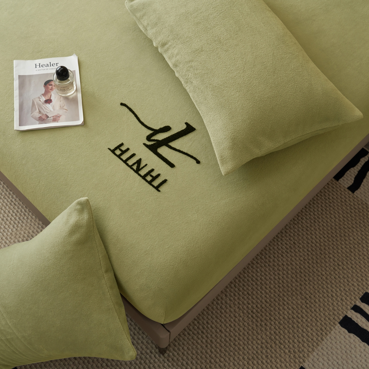 91家纺网 家纺一手货源 找家纺 早晨家纺 2025新款牛奶绒纯色毛巾绣暖绒床笠 时尚-草绿