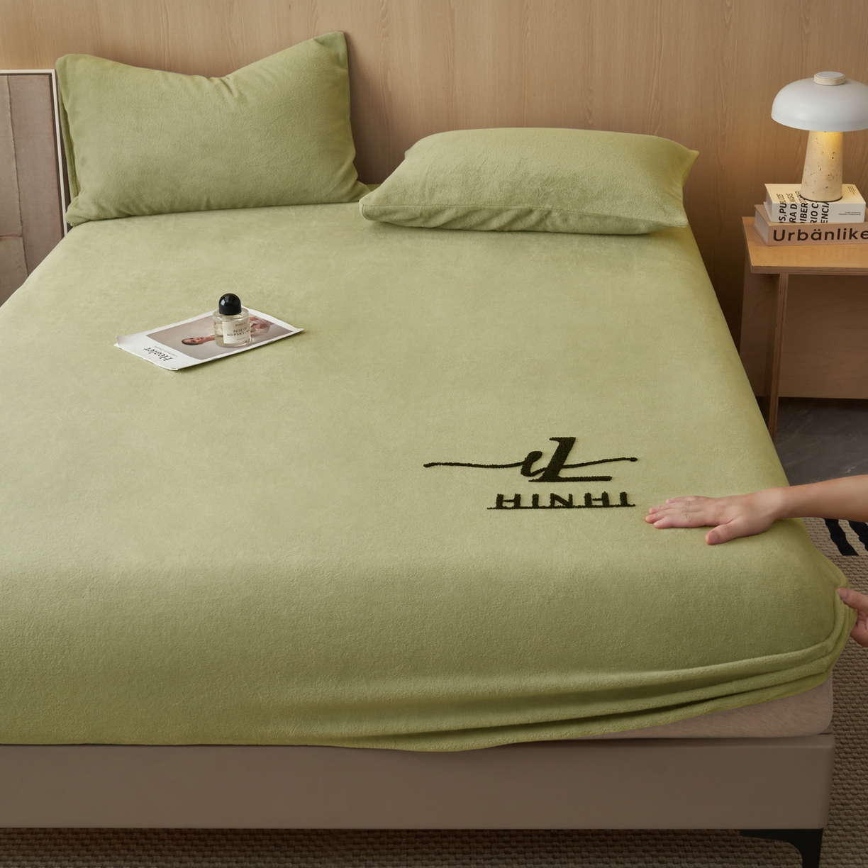 91家纺网 家纺一手货源 找家纺 早晨家纺 2025新款牛奶绒纯色毛巾绣暖绒床笠 时尚-草绿