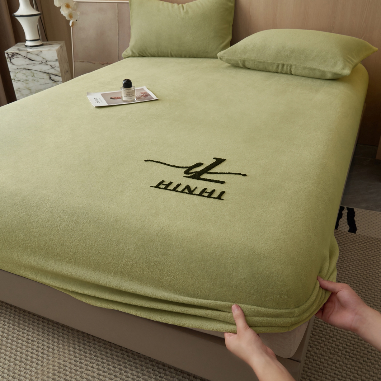 91家纺网 家纺一手货源 找家纺 早晨家纺 2025新款牛奶绒纯色毛巾绣暖绒床笠 时尚-草绿