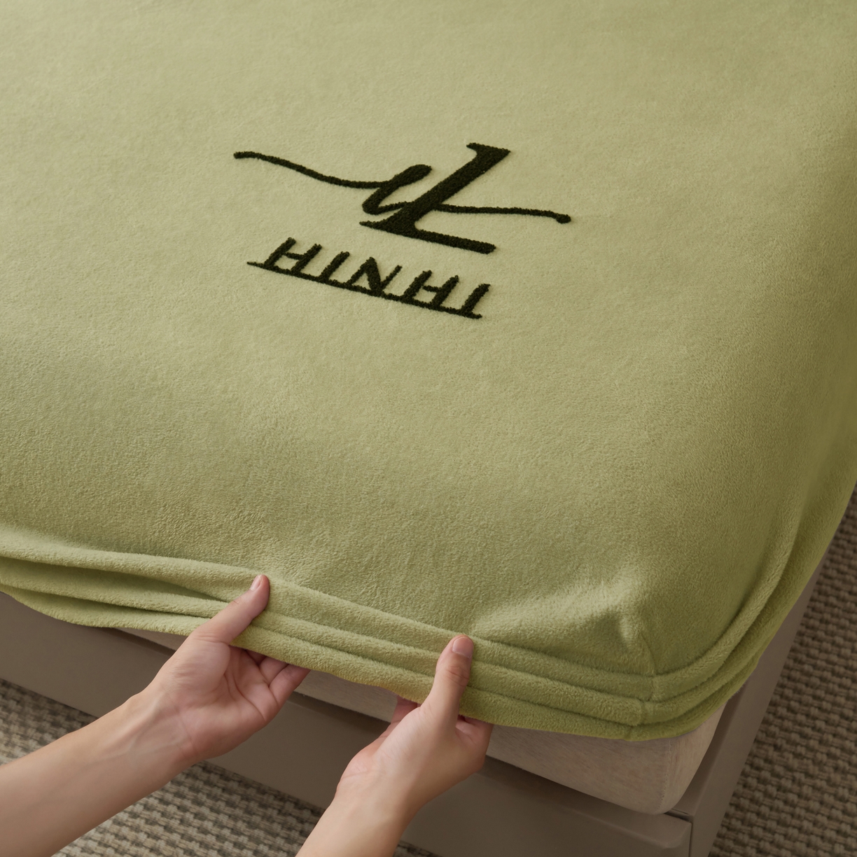 91家纺网 家纺一手货源 找家纺 早晨家纺 2025新款牛奶绒纯色毛巾绣暖绒床笠 时尚-草绿