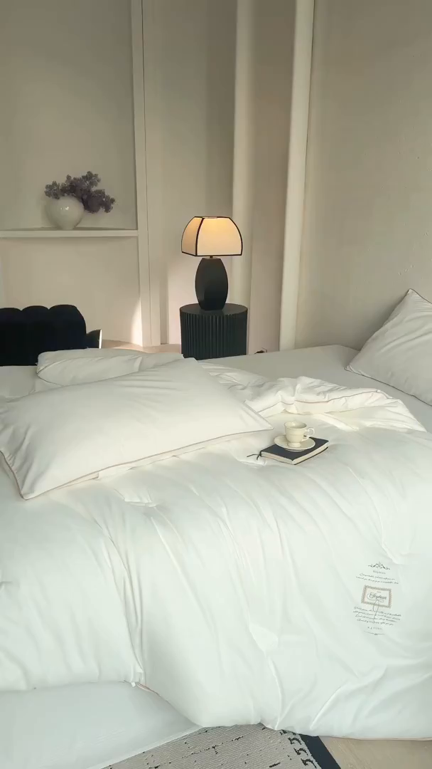 91家纺网 家纺一手货源 找家纺 头等舱 2025新款四季棉条纹A类20大豆7A抗菌秋冬被（空镜图） 暖阳本白