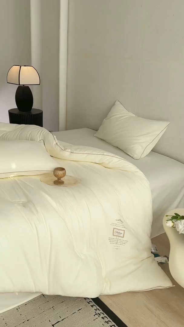 91家纺网 家纺一手货源 找家纺 头等舱 2025新款四季棉条纹A类20大豆7A抗菌秋冬被（空镜图） 暖阳米色