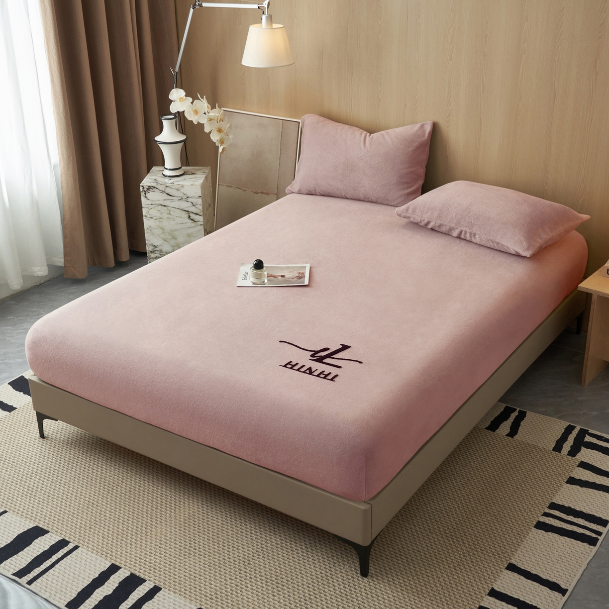 91家纺网 家纺一手货源 找家纺 早晨家纺 2025新款牛奶绒纯色毛巾绣暖绒床笠 时尚-豆沙