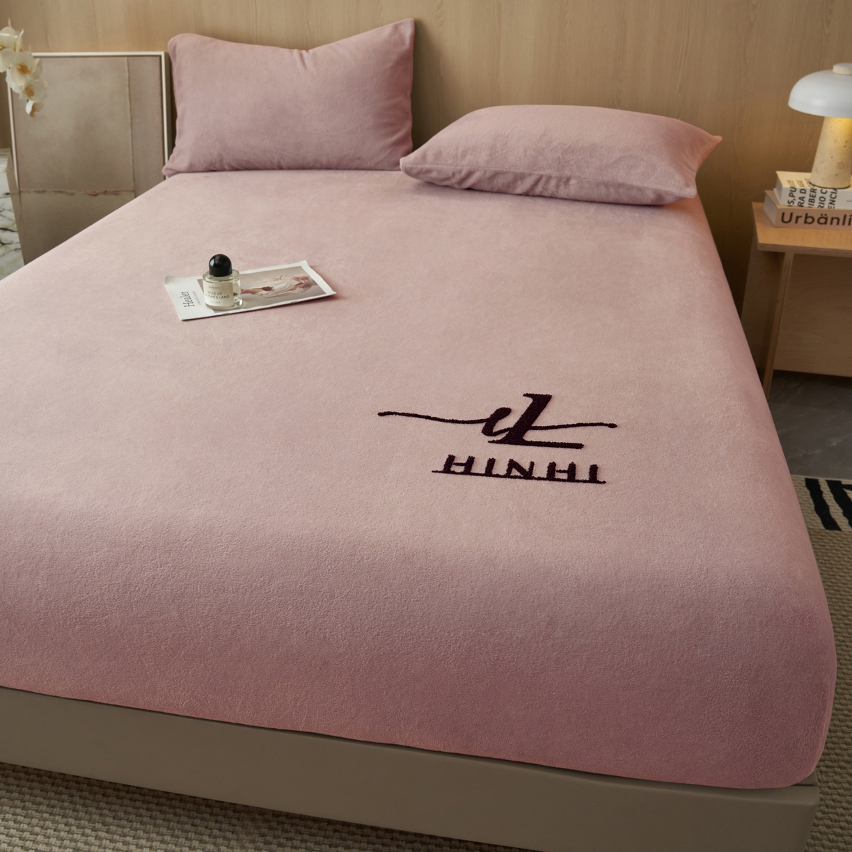 91家纺网 家纺一手货源 找家纺 早晨家纺 2025新款牛奶绒纯色毛巾绣暖绒床笠 时尚-豆沙