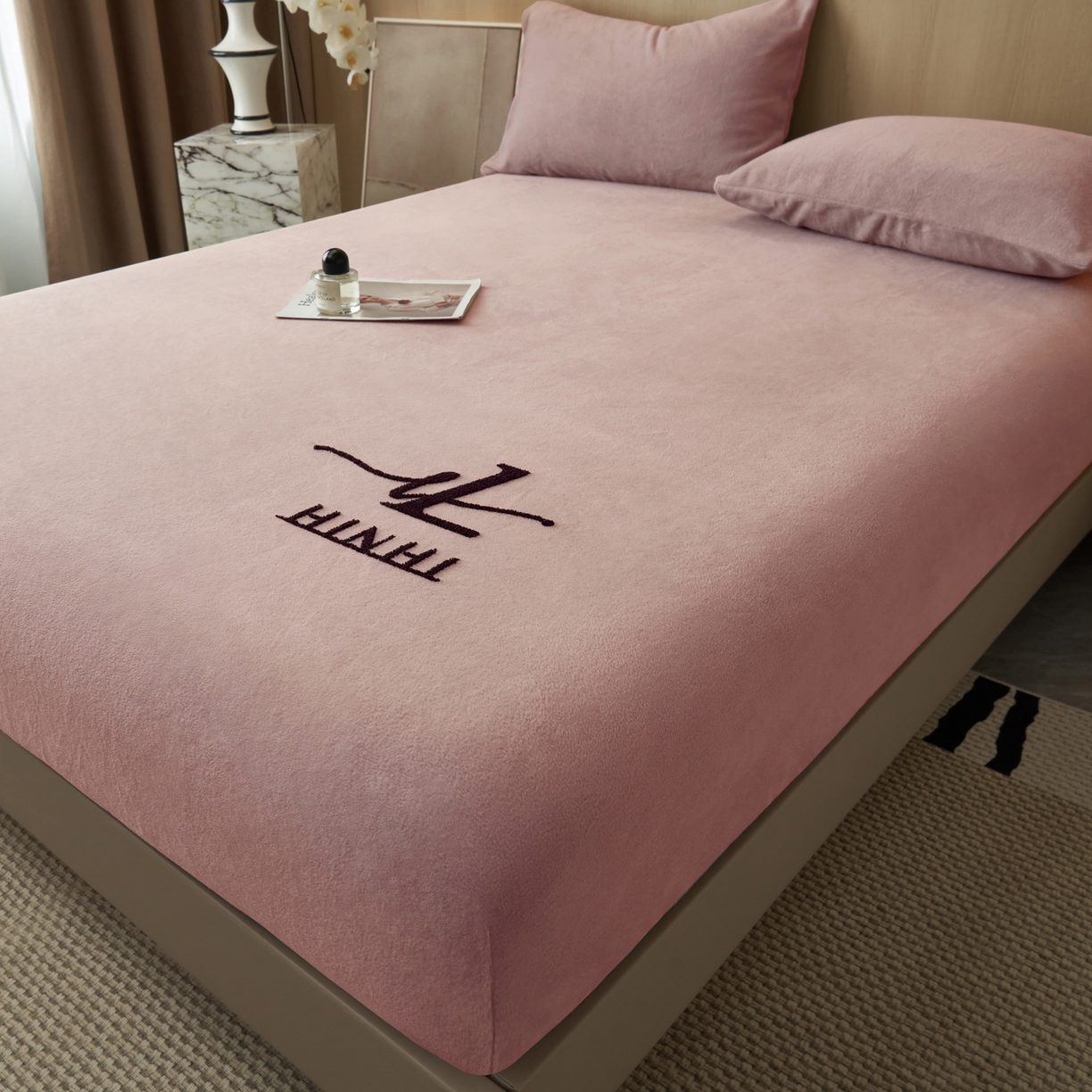 91家纺网 家纺一手货源 找家纺 早晨家纺 2025新款牛奶绒纯色毛巾绣暖绒床笠 时尚-豆沙