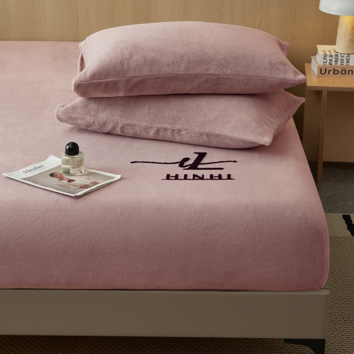 91家纺网 家纺一手货源 找家纺 早晨家纺 2025新款牛奶绒纯色毛巾绣暖绒床笠 时尚-豆沙