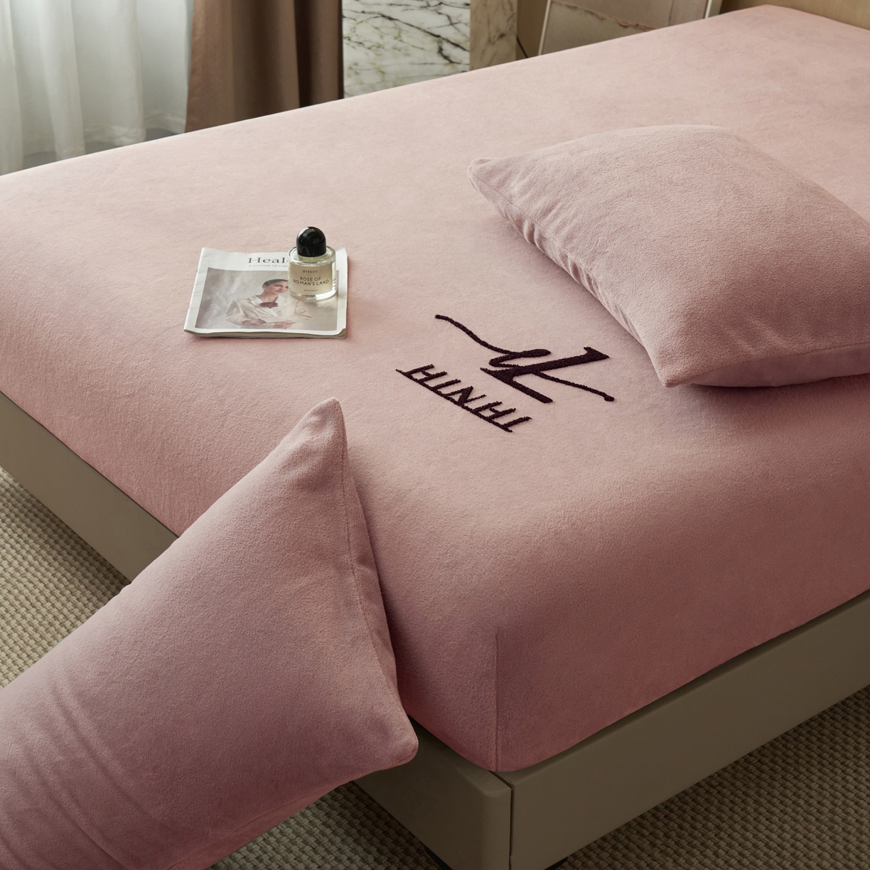 91家纺网 家纺一手货源 找家纺 早晨家纺 2025新款牛奶绒纯色毛巾绣暖绒床笠 时尚-豆沙