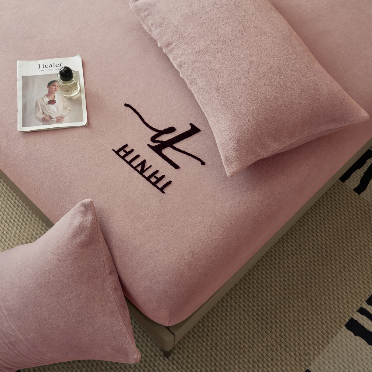 91家纺网 家纺一手货源 找家纺 早晨家纺 2025新款牛奶绒纯色毛巾绣暖绒床笠 时尚-豆沙