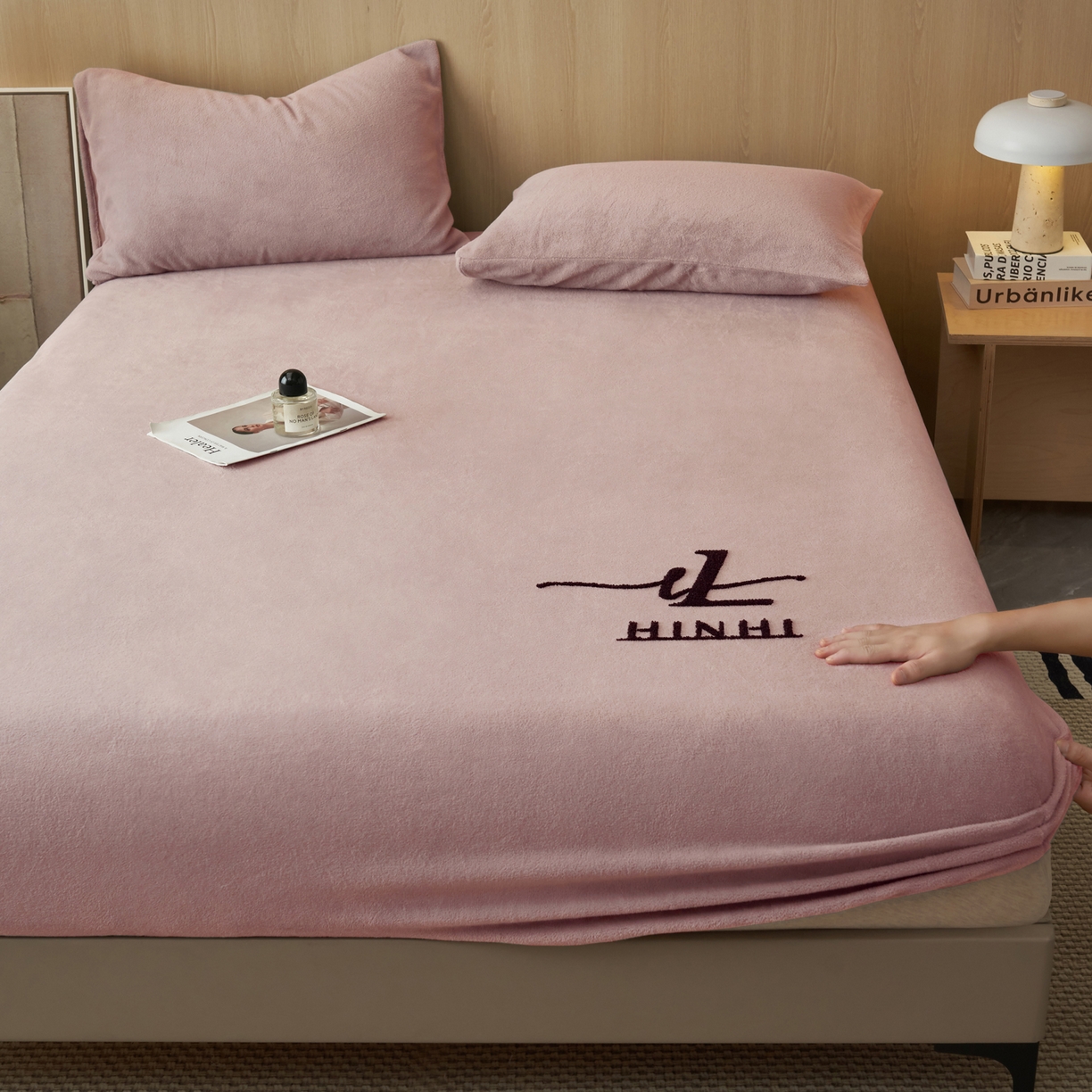 91家纺网 家纺一手货源 找家纺 早晨家纺 2025新款牛奶绒纯色毛巾绣暖绒床笠 时尚-豆沙